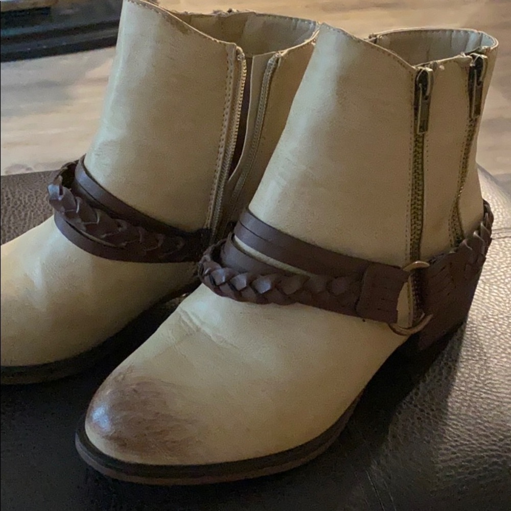 Boots - Picture 3 of 3
